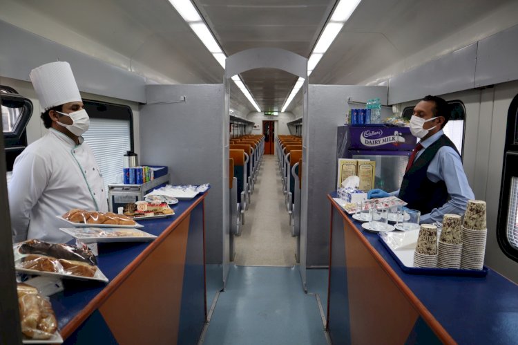 النقل تصدر بيان بشأن الصورة المتداوله لقيام بعض العاملين بمحطة رمسيس للسكك الحديدية بتناول الطعام على إحدي بوابات المرور الإلكترونية