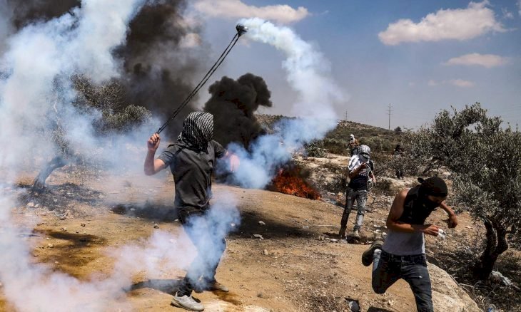 إصابة عشرات الفلسطينيين في مواجهات مع الجيش الإسرائيلي بالضفة الغربية وغزة
