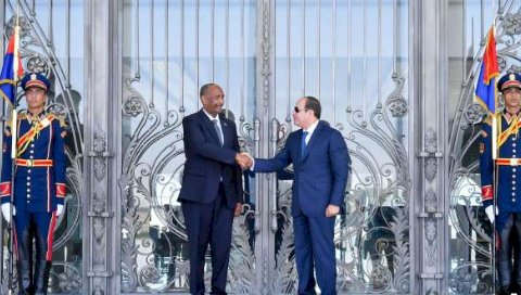 السيسي يؤكد موقف مصر الثابت والراسخ بالوقوف بجانب السودان ودعم أمنه واستقراره