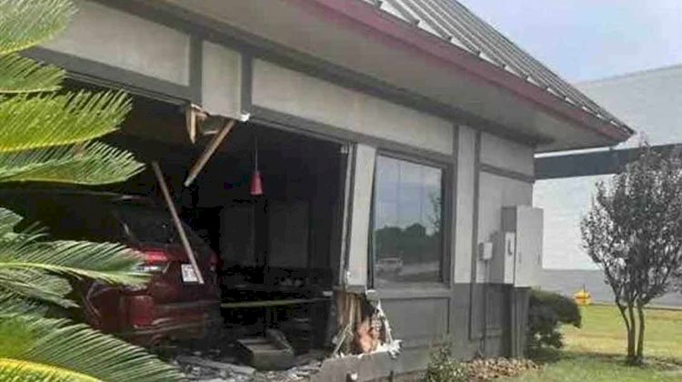 إصابة 23 شخصا في حادث اقتحام سيارة لمطعم بولاية تكساس