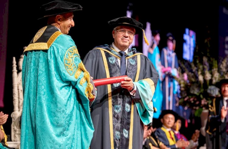 جامعة إيست لندن تمنح الدكتوراه الفخرية لوزير التعليم العالى تقديرًا لتاريخه العلمي