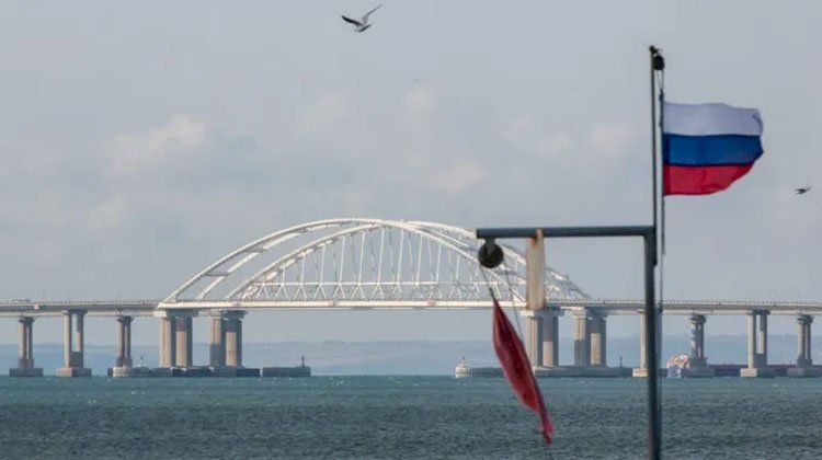 روسيا : تعليق حركة مرور السيارات على جسر القرم