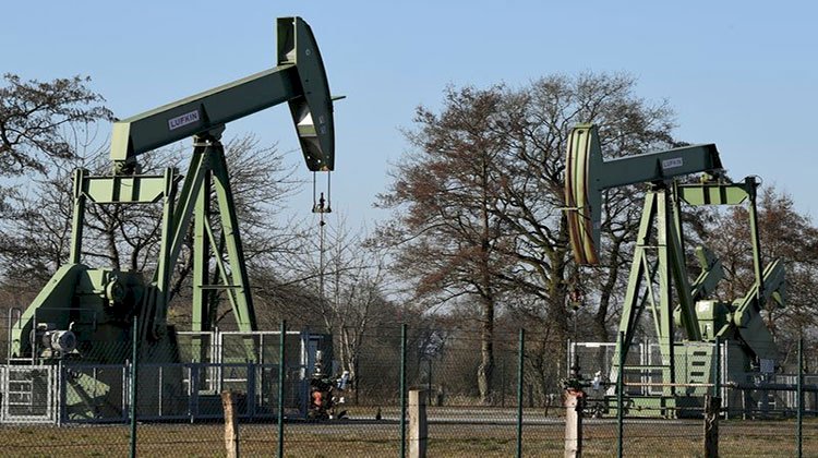 النفط ينخفض بفعل الزيادة المفاجئة في المخزونات الأميركية