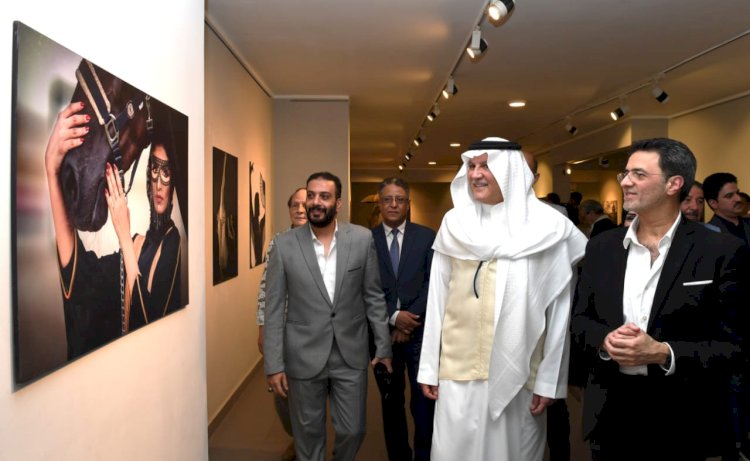 سفير المملكة لدى مصر يفتتح المعرض الدولي للتصوير الفوتوغرافي للفنان السعودي طارق خوجة
