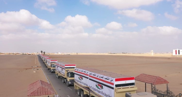 مصر تقدم مئات الأطنان من المساعدات الإنسانية والمعدات للشعب الليبى برا وبحرا..صور