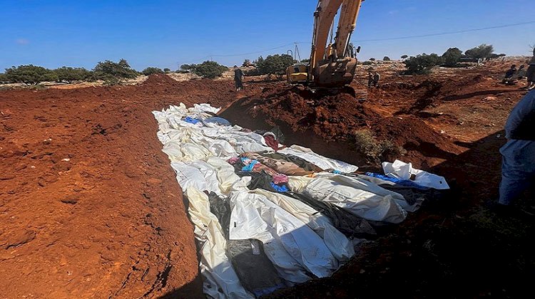 درنة الليبية تجد صعوبة في دفن آلاف الجثث بعد الفيضانات