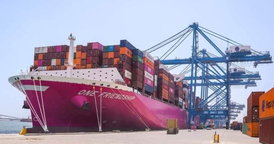 ميناء دمياط يستقبل 15 سفينة حاويات وبضائع عامة