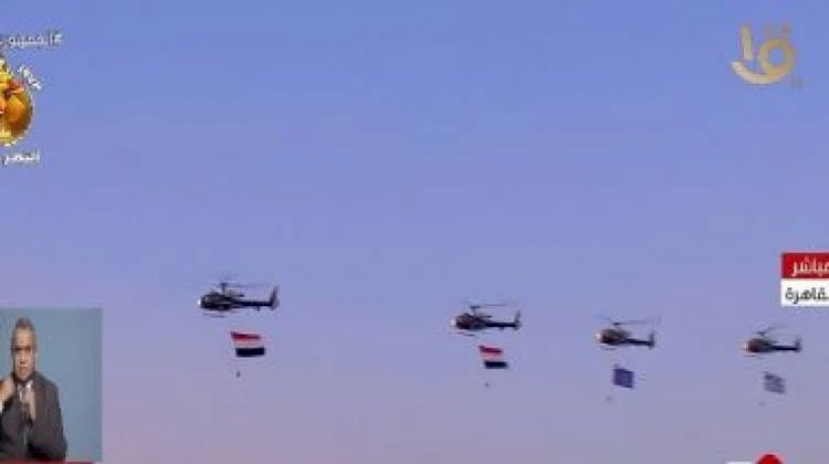 طائرات الهليكوبتر تحمل علمى مصر والقوات المسلحة فى حفل تخريج الكليات العسكرية