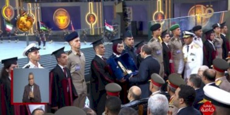 أوائل الكليات العسكرية والجامعات يقدمون للرئيس السيسى هدايا تذكارية