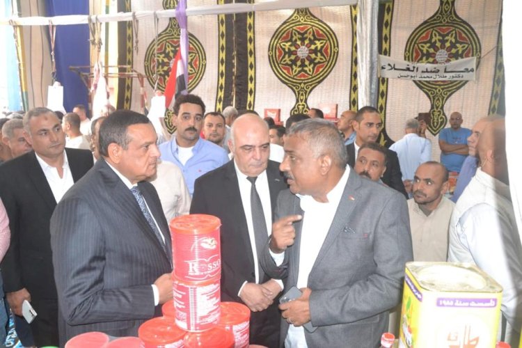 وزير التنمية يفتتح منفذ لبيع السلع الغذائية بأسعار مخفضة بمدينة إيتاي البارود 