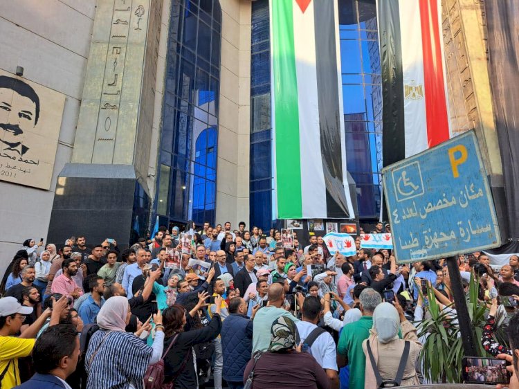 الصحفيين تتظاهر أمام مقر النقابة تضامنًا مع غزة