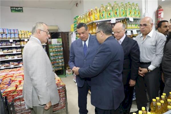 وزير التنمية ومحافظ القاهرة يتفقدان عدد من منافذ بيع السلع الغذائية بالعاصمة