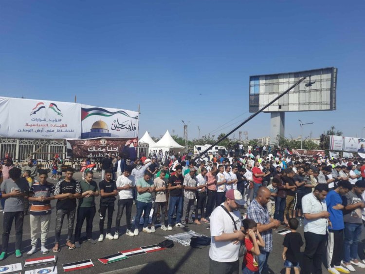 الآلاف يصلون صلاة الغائب على شهداء  غزة فلسطين من أمام المنصة  