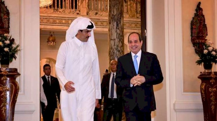 أمير قطر يصل مقر انعقاد مؤتمر القاهرة للسلام
