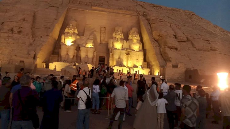 توافد السائحين على معبد أبوسمبل لمشاهدة ظاهرة تعامد الشمس