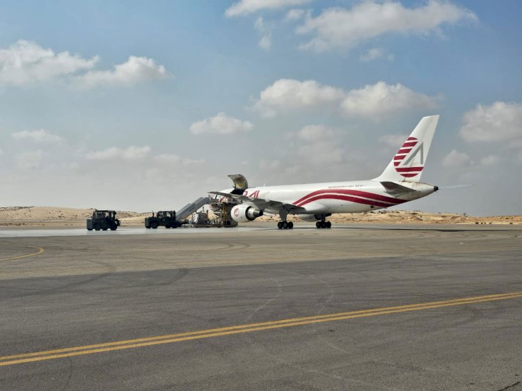 طائرة مساعدات كينية تصل إلى مطار العريش موجهة لغزة