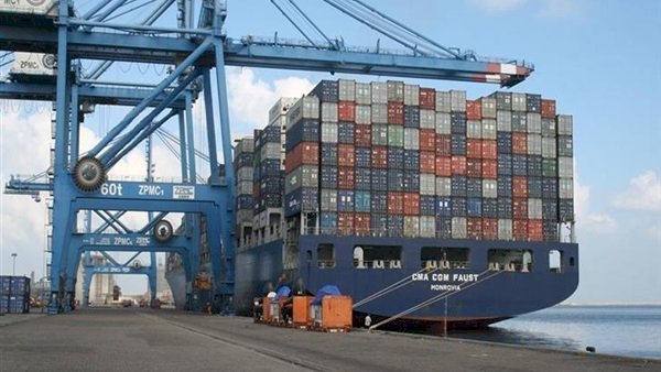 ميناء دمياط يستقبل 14 سفينة حاويات وبضائع عامة