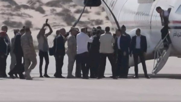 رئيس الوزراء يصل إلى مطار العريش