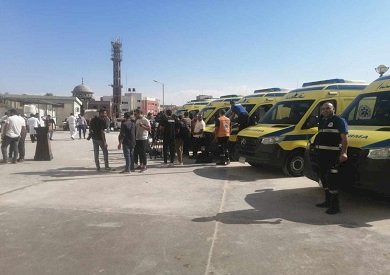 وصول سيارات إسعاف تقل عددًا من الجرحى للجانب الفلسطيني لمعبر رفح