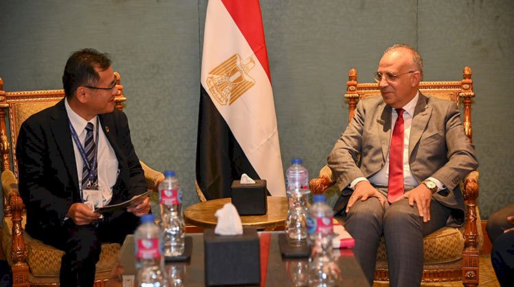 سويلم يلتقى نائب وزير الأراضى والبنية التحتية الياباني على هامش إسبوع القاهرة السادس للمياه