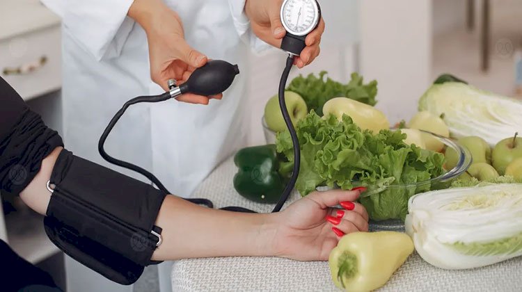 طرق طبيعية وفعالة لعلاج ضغط الدم