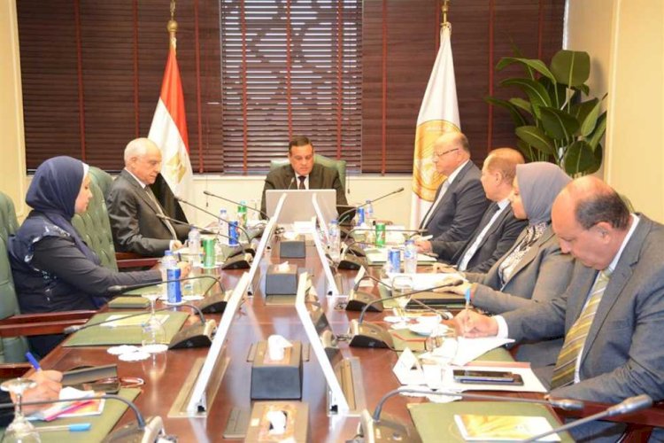 وزير التنمية يتابع مع محافظ القاهرة تنفيذ التوجيهات الرئاسية في إزالة التعديات علي الأراضي 