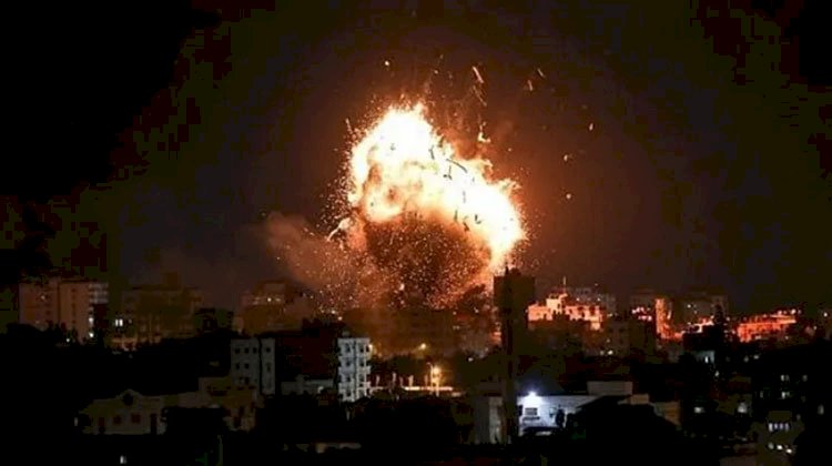 الطائرات الإسرائيلية تقصف البوابة الرئيسية لمجمع الشفاء بغزة وسقوط شهداء