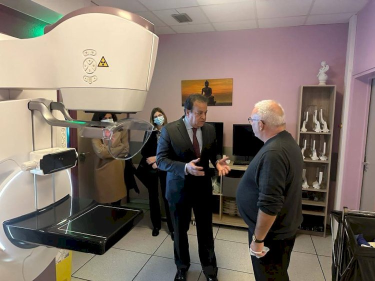 وزير الصحة يعقد اجتماع مع رئيس معهد «جوستاف روسي» الفرنسي لعلاج الأورام 