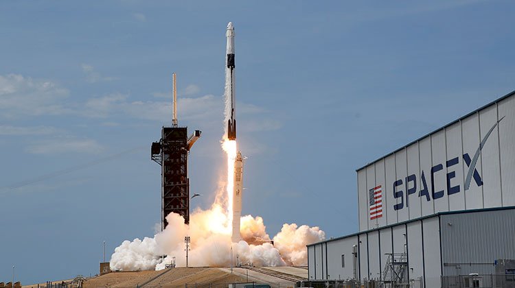 فوكسيكون تشارك في إنتاج نماذج الأقمار الصناعية لرحلة صاروخ SpaceX