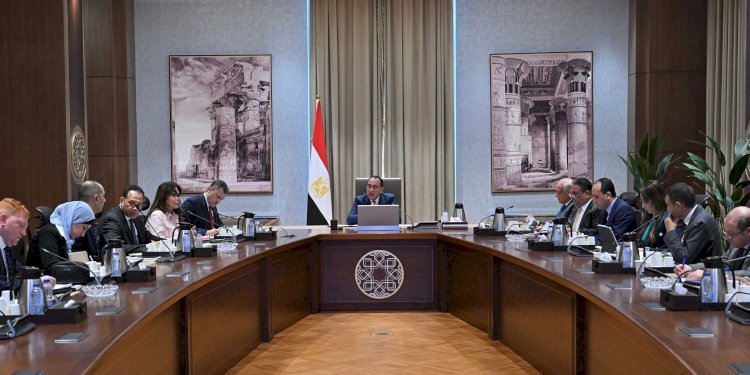 رئيس الوزراء يتابع موقف مشروع تطوير المنطقة الأثرية بهضبة الأهرامات   