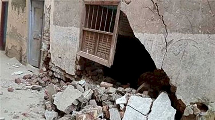 انهيار منزلين ملاصقين واستخراج سيدة عجوز من أسفل الأنقاض في سوهاج