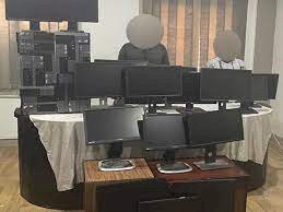 عامل وسائق يسرقان 12 شاشة كمبيوتر من جهة حكومية في أطفيح