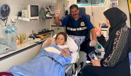 الصحة: الطفل الفلسطيني عبد الله كحيل يتوجه بسيارة إسعاف مجهزة لمعهد ناصر