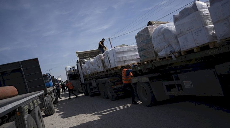 القاهرة الإخبارية: وصول 10 شاحنات مساعدات للجانب الفلسطينى من معبر رفح