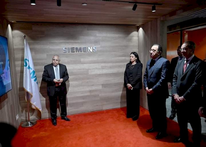 رئيس الوزراء يتفقد شركة "سيمنز" المتخصصة في تطوير برمجيات الصناعات الرقمية