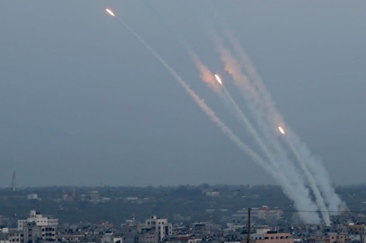 الفصائل الفلسطينية تقصف تل أبيب برشقة صاروخية ردا على مجازر الاحتلال