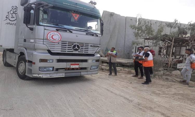 دخول شاحنتى وقود جديدتين و90 شاحنة مساعدات تفرغ حمولتها فى غزة