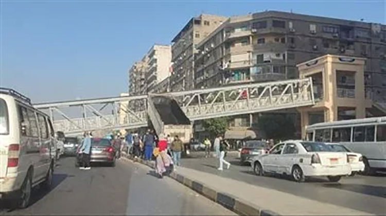 مهندسون من هيئة الطرق والكباري يشرفون على رفع كوبري مشاة أحمد عرابي