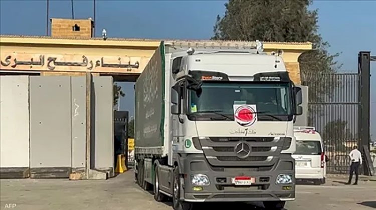 بدء عودة شاحنات الوقود إلى معبر رفح بعد تفريغ حمولاتها بالجانب الفلسطيني