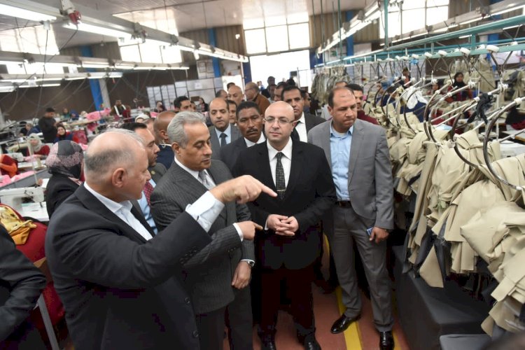 وزير العمل يزور الشركة السويسرية للملابس الجاهزة بالمنطقة الصناعية ببني سويف  لتعزيز علاقات العمل 
