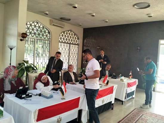 توافد أعداد كبيرة من المصريين بسلطنة عمان على لجان انتخابات الرئاسة