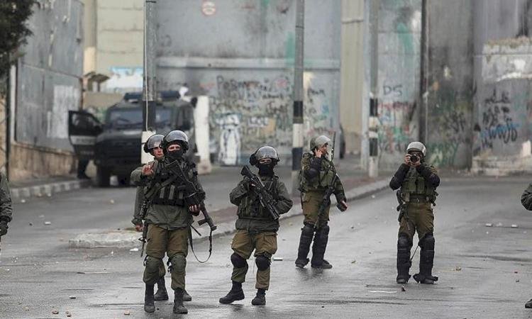 إصابة شاب فلسطيني برصاص الاحتلال الإسرائيلي في مواجهات شمال شرق الخليل