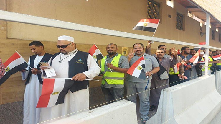توافد المصريين بالسعودية على السفارة للمشاركة بالانتخابات الرئاسية