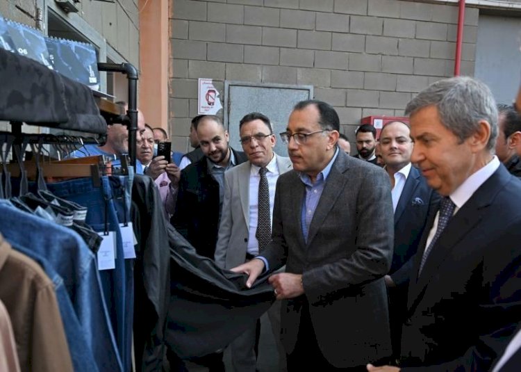 رئيس الوزراء يتفقد مصنع الشركة الرباعية فورتكس للنسجيات" بمدينة السادات