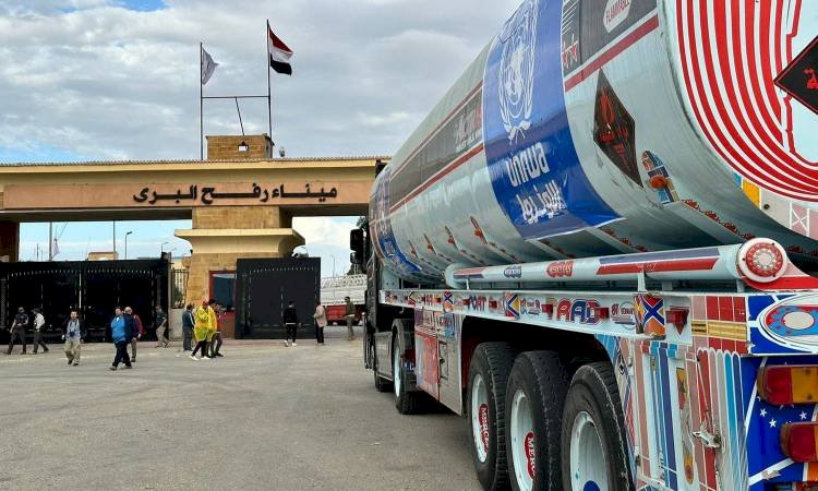 القاهرة الإخبارية: شاحنتا وقود تدخلان غزة عبر معبر رفح ووصول 23 مصابا للعلاج