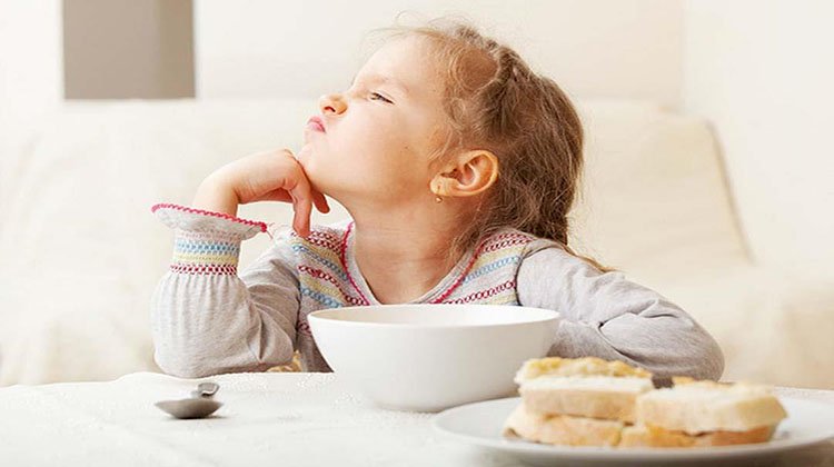 مخاطر غير متوقعة لإجبار الطفل على تناول الطعام
