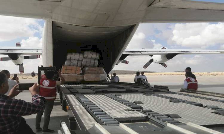 القاهرة الإخبارية: مطار العريش يواصل استقبال المساعدات الواردة إلى غزة