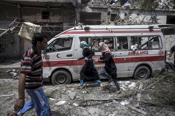 القاهرة الإخبارية": قصف مكثف على جنوب غزة ووصول سيارات الإسعاف لنقل مصابين