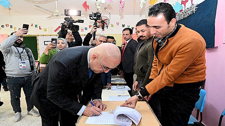 وزير الإسكان يُدلي بصوته فى الانتخابات الرئاسية بمدرسة فاطمة عنان الإعدادية بالقاهرة الجديدة