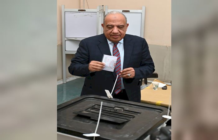 وزير قطاع الأعمال العام يدلي بصوته في الانتخابات الرئاسية أمام لجنة الجامعة العمالية بمدينة نصر 